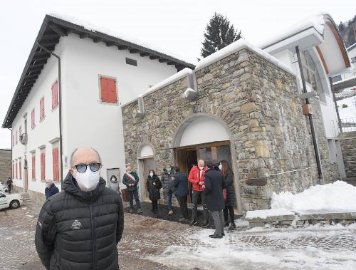 Il vicegovernatore del Friuli Venezia Giulia con delega alla Salute Riccardo Riccardi e, davanti al nuovo ambulatorio, le autorità presenti all'inaugurazione